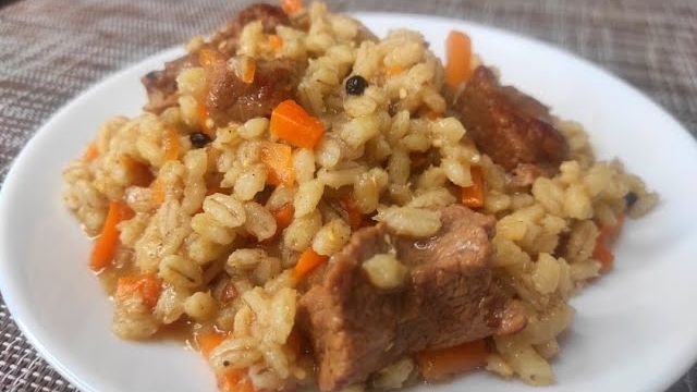 Перловая каша с говядиной в казане (плов из перловки).