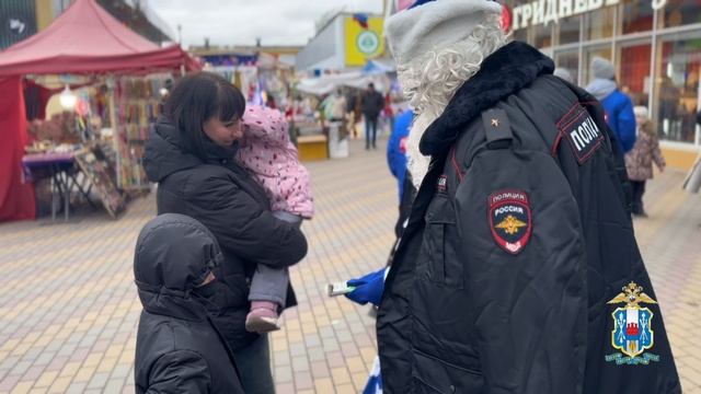 В рамках акции «Полицейский Дед Мороз» полицейские поздравили детей на улицах города