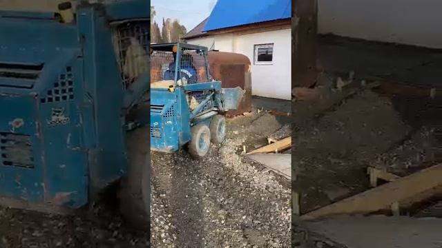 минипогрузчик bobcat везёт раствор бетон