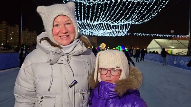 Такого в Братске ещё не было: на главной площади города открылся большой каток под иллюминацией