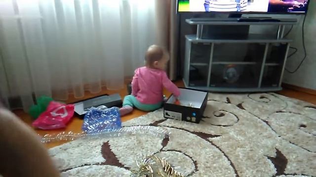 Наряжаем елку толи Арину декабрь 2019г