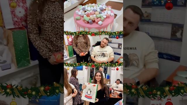 Тайный Санта в нашем офисе: атмосфера праздника и неожиданностей! 🎁