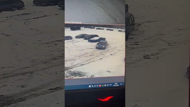 "чудо" подбило мустанг на парковке