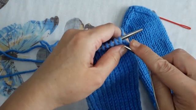 Варежки спицами с индийским клином. Показаны обе варежки.  Knit mittens