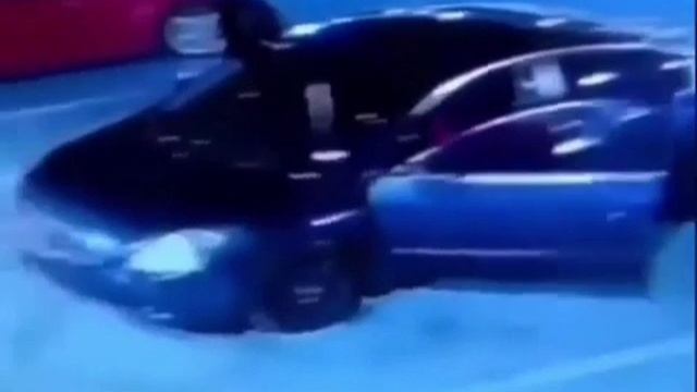 Машина исчезла на ровном месте... Интересно, что случилось с водителем?