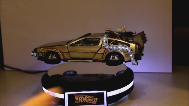 Левитирующий DeLorean DMC-12 из Назад в будущее