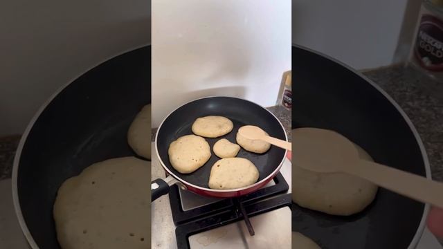 Оладушки из цельнозерновой муки с семенами чиа и бананом
