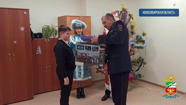 Полицейский Дед Мороз встретился с детьми транспортных полицейских Сибири
