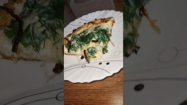 Омлет с сыром, луком и зеленью