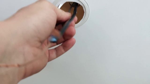 Как повесить люстру на крючок