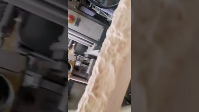 шлифовка декора из древесной пульпы на потоке