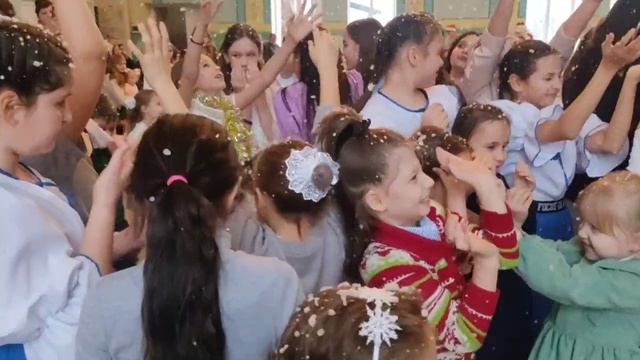 Новогодний утренник "Ёлочка, зажигай!" для детей социальной категории.
