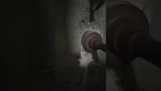 Делаем отверстие для розетки