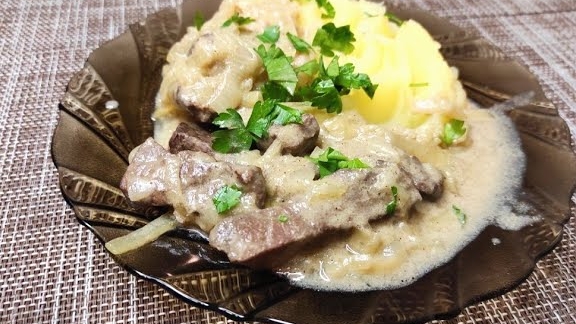 Печень говяжья тушёная с луком. Очень вкусный рецепт приготовления.