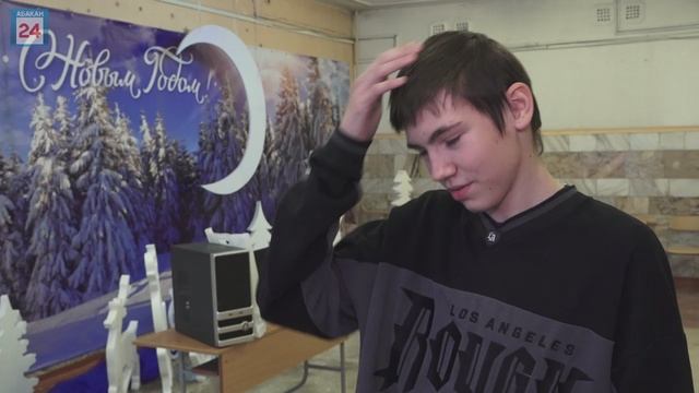 Юным абаканцам подарили ноутбуки