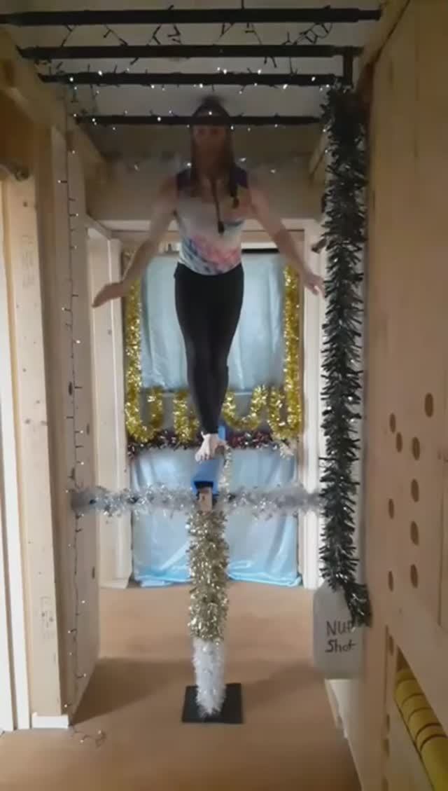 Дядя Игорь на бревне
