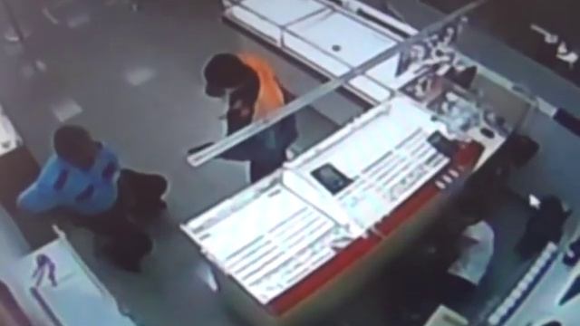 В Курске разыскивают подозреваемого в нападении на ювелирный магазин