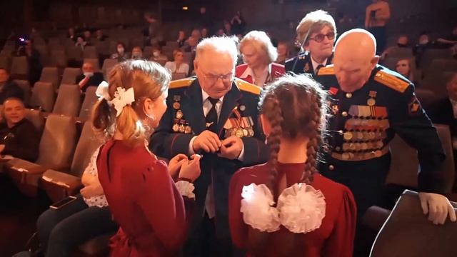 Должны смеяться дети и в мирном мире жить! / Концертный оркестр Алексея Губарева