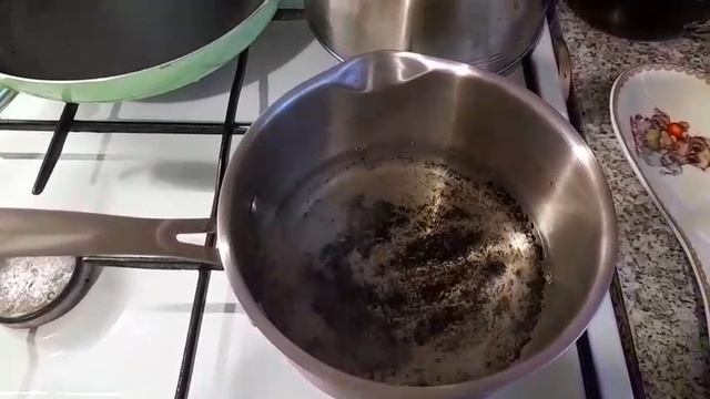 как отмыть пригоревшый ковш?!
