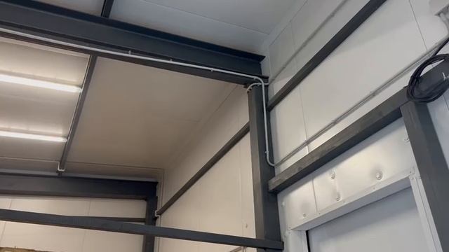 Сделали новую электропроводку в трубах в новом цеху мясокомбината.