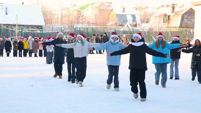 98 учеников школы №21, под руководством Натальи Махининой, провели флешмоб