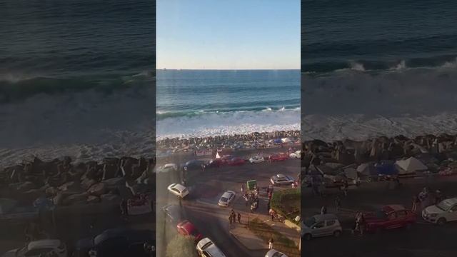 Огромная волна разбивается о железобетонные конструкции в городе Винья-дель-Мар, Чили, 27.12.24