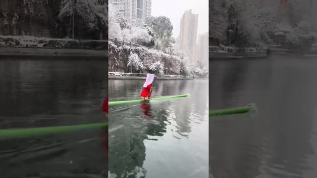 🎋| Традиция передвигаться на бамбуке зародилась более 2-х тысяч лет назад в провинции Гуйчжоу.