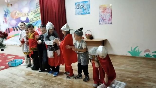 Новогодний утренник в старшей группе «По страницам волшебной книги»