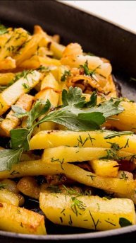 Жареная картошка на сале с лучком. Как вкусно пожарить картофель с луком. Рецепт вкусного ужина.