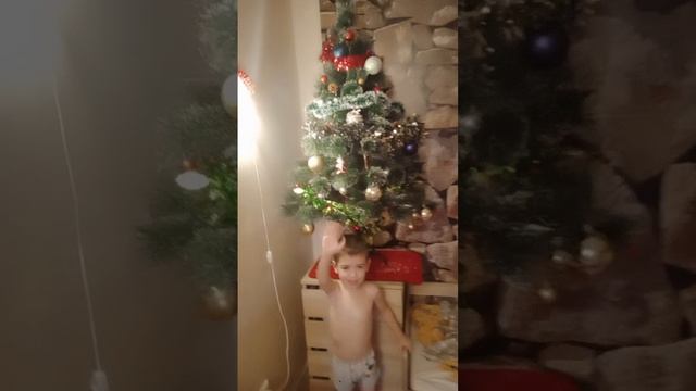 Скоро новый год а вы нарядили елочку