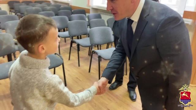 В преддверии Нового года начальник УМВД Дмитрий Князев вручил подарок юной жительнице поселка Талая
