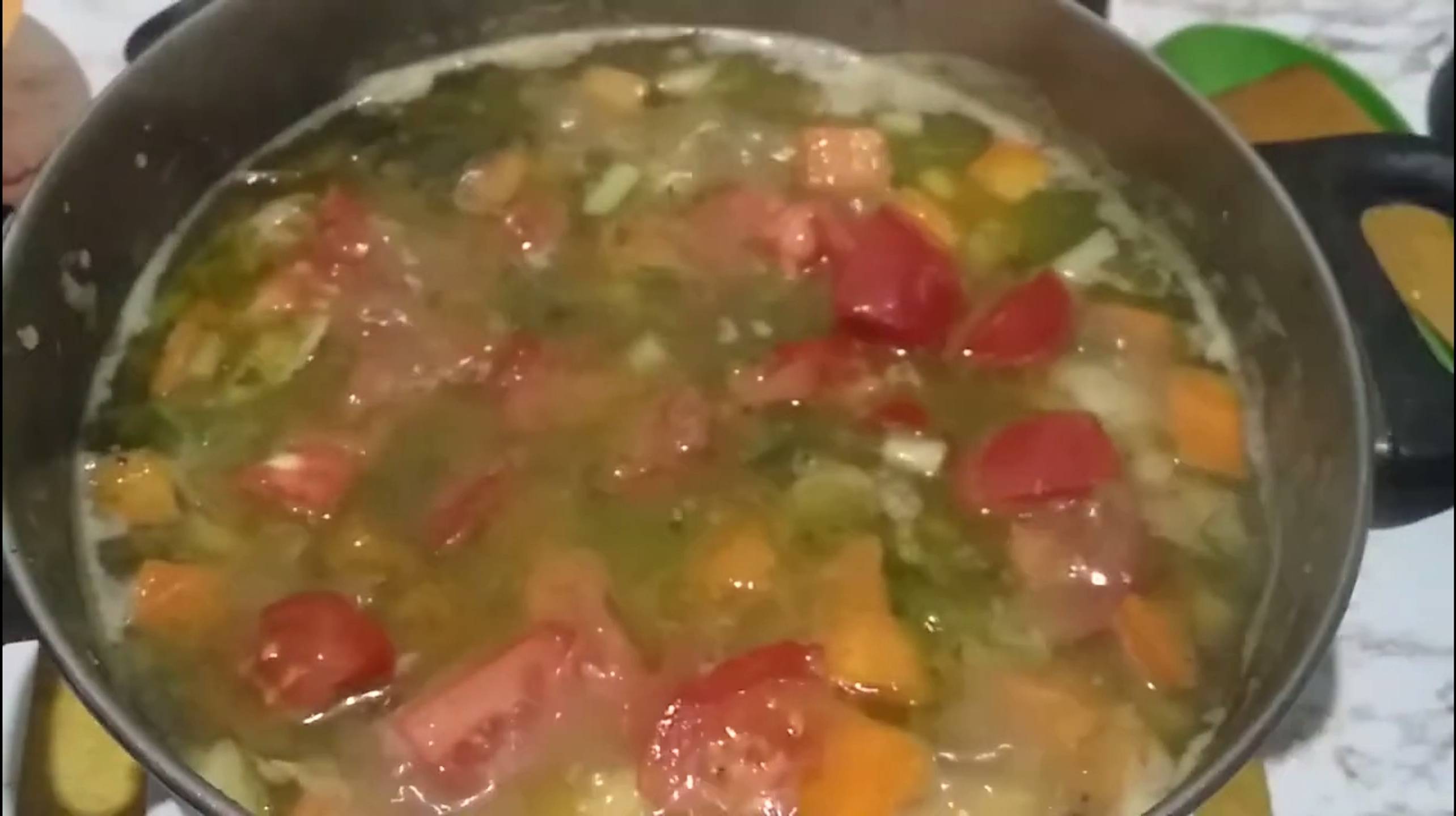 Тушеная капуста с помидорами.
