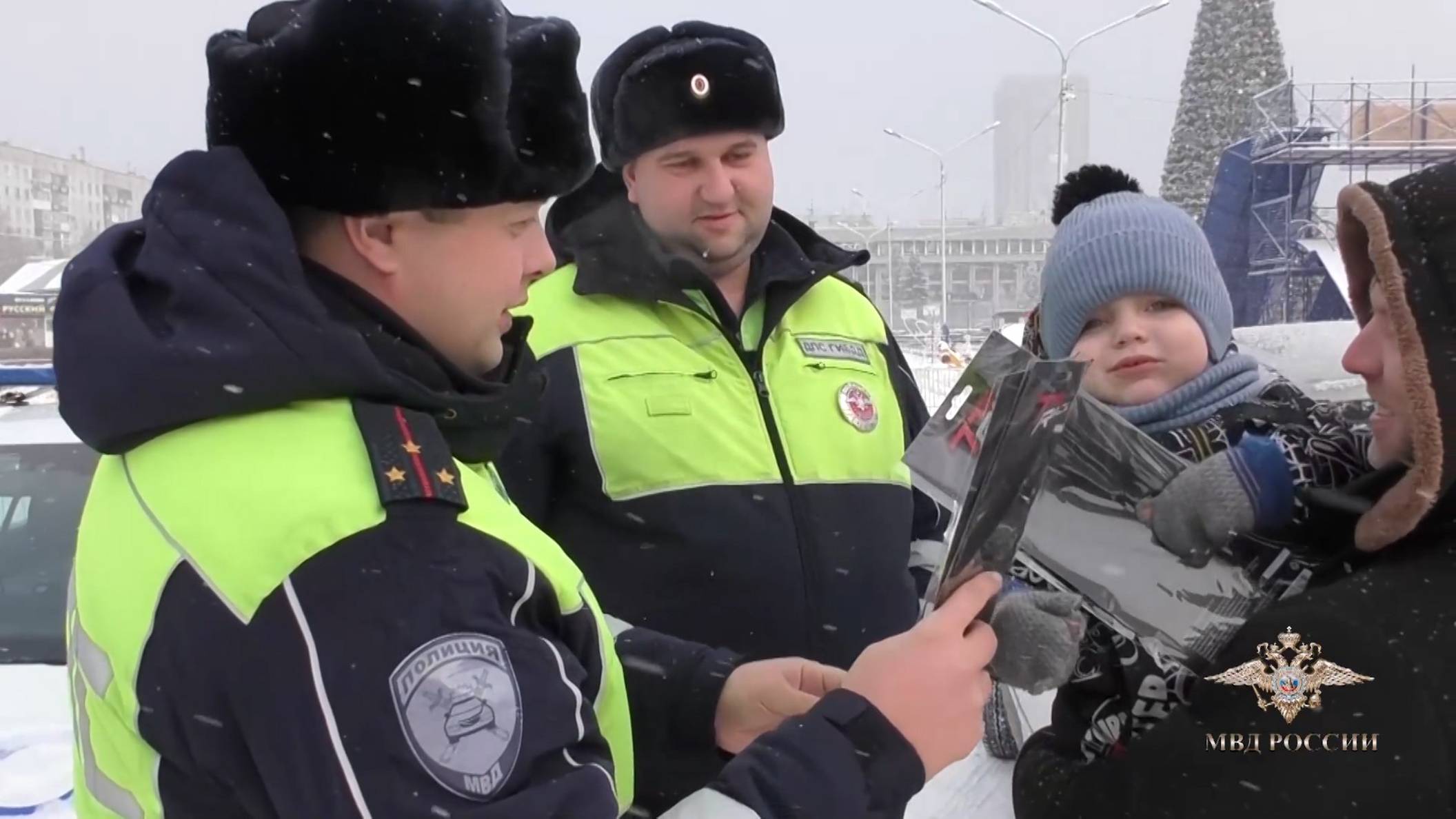 Госавтоинспекторы помогли доставить в больницу ребенка, который нуждался в экстренной помощи