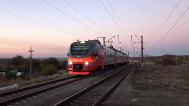 Электричка прибывает на остановку Северо - Покровское