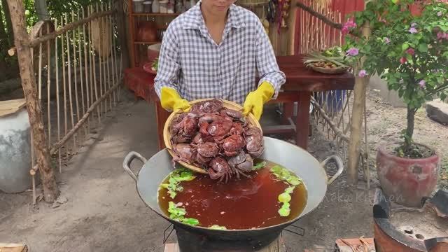 Деревенский повар готовит морского краба и моллюсков по вкусным рецептам