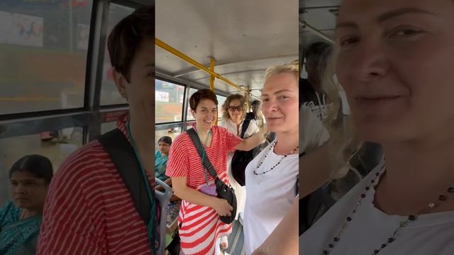 В индийском автобусе дёшево и быстро. Но надо держаться крепко  #индия #incredibleindia