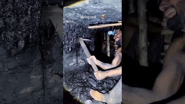 Добыча угля киркой.