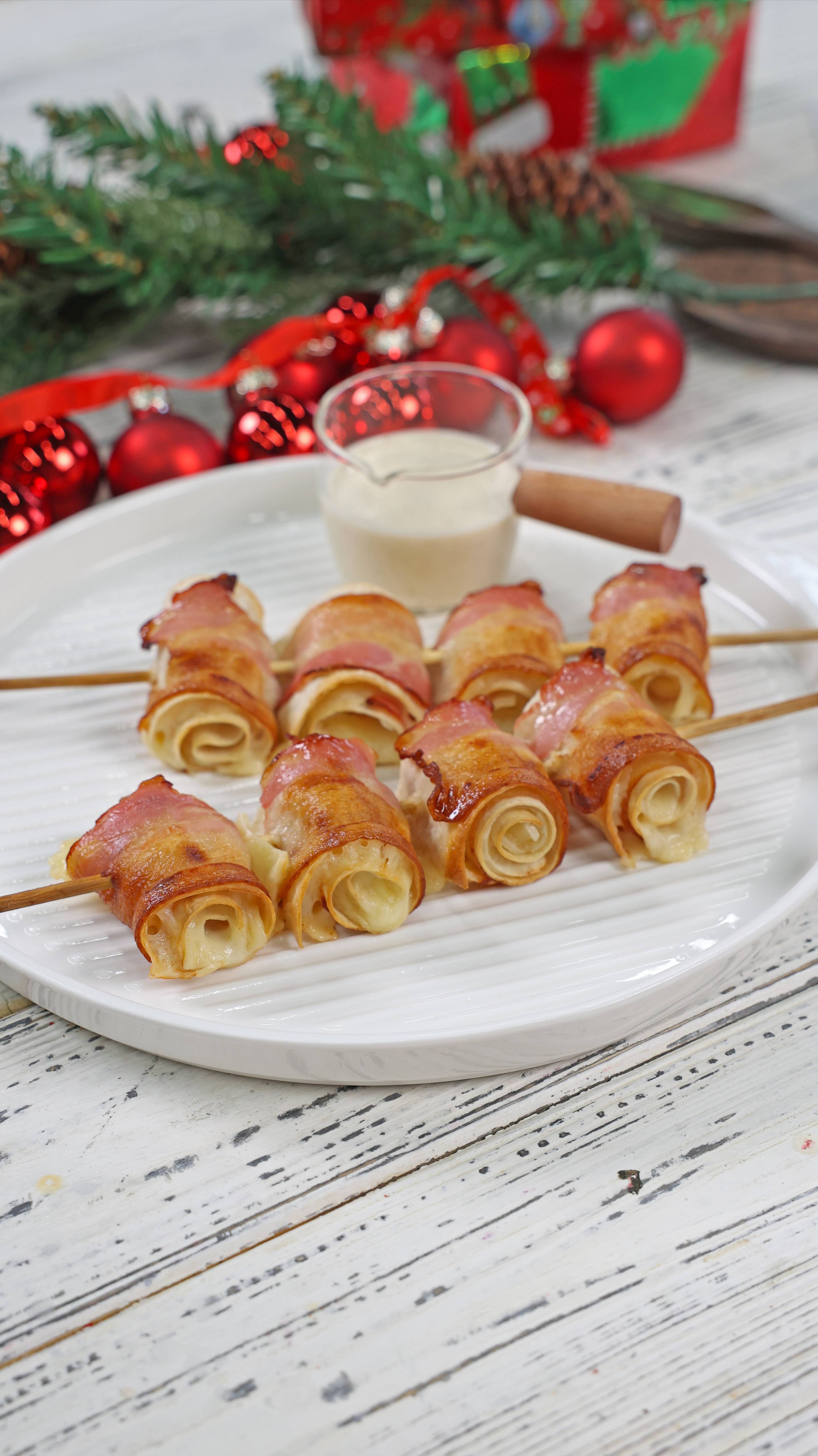 Закуска из бекона, лаваша и сыра