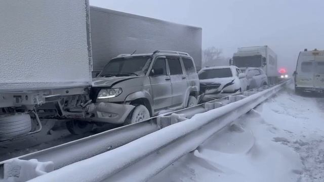 29 автомобилей собрали «паровозик» в массовом ДТП на выезде из Бийска.