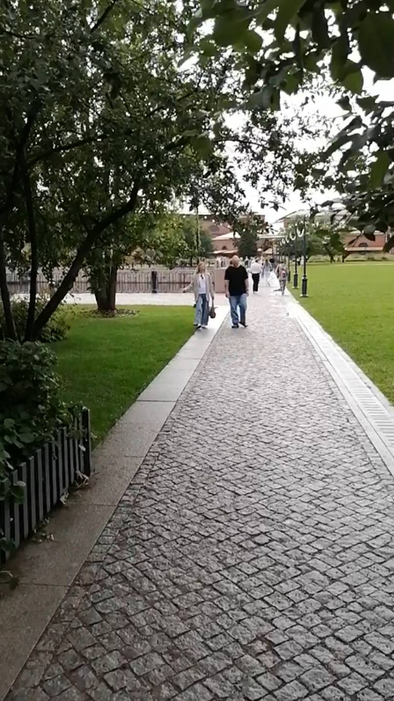 Аллея в Новой Голландии. Прогулки по Петербургу 2024