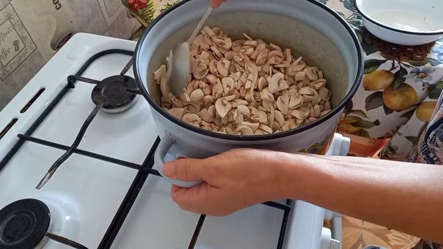 Вкусный салат на зиму. Лечо с морковью ,луком и шампиньонами.