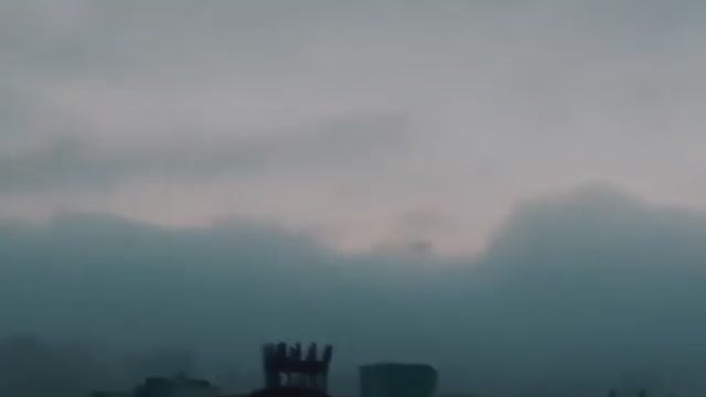 Крупный Объект Висящий в Облаках