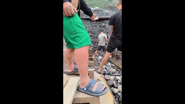 Строительство, разгрузка баржи