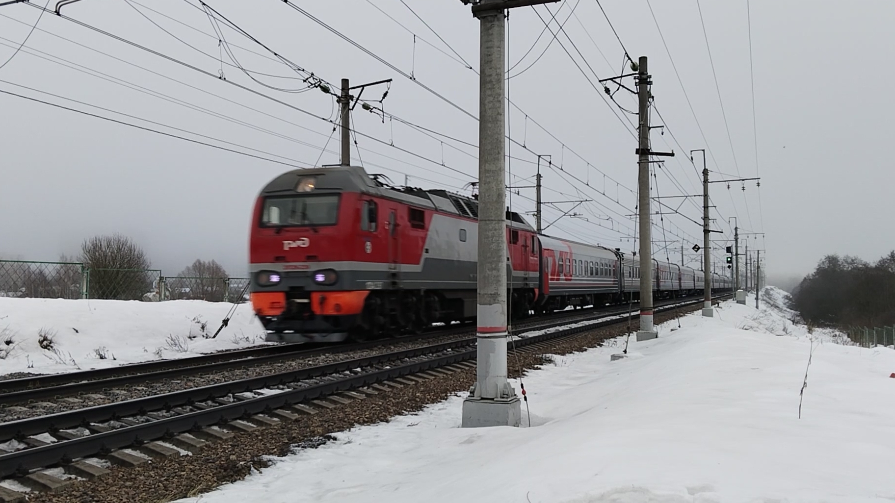 ЭП2К - 223 с пассажирским поездом , проследует перегон Подсолнечная-Клин.