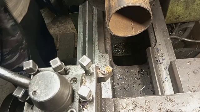 Проточка фланцев на токарном станке .