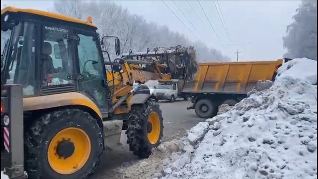 🚜 За сутки для обработки ульяновских дорог использовано почти 100 тонн пескосоляной смеси