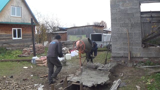 Добывают щебень для заливки фундамента.