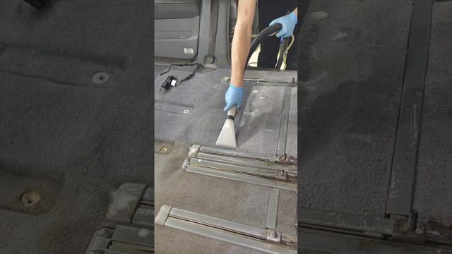 химчистка белого пола автомобиля
