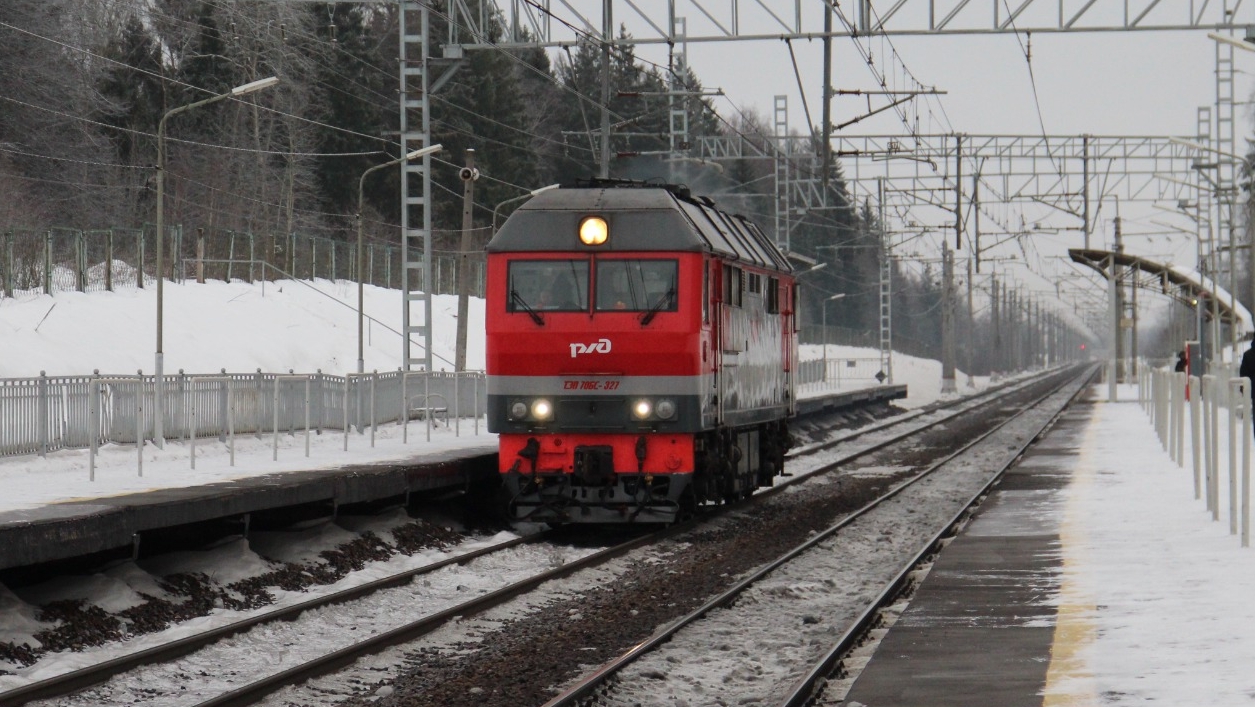 ТЭП70БС - 327 проследует резервом платформу Сенеж.