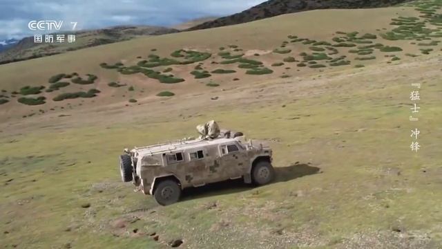 Китайская армия тренируется в сбросах с FPV-дронов.  Судя по кадрам, некоторые беспилотники запу...